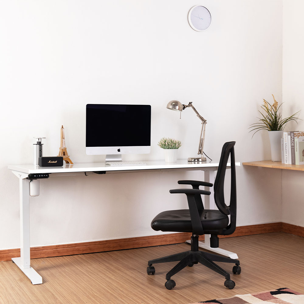 Electric adjustable Desk with Pop up Socket 160 cm.